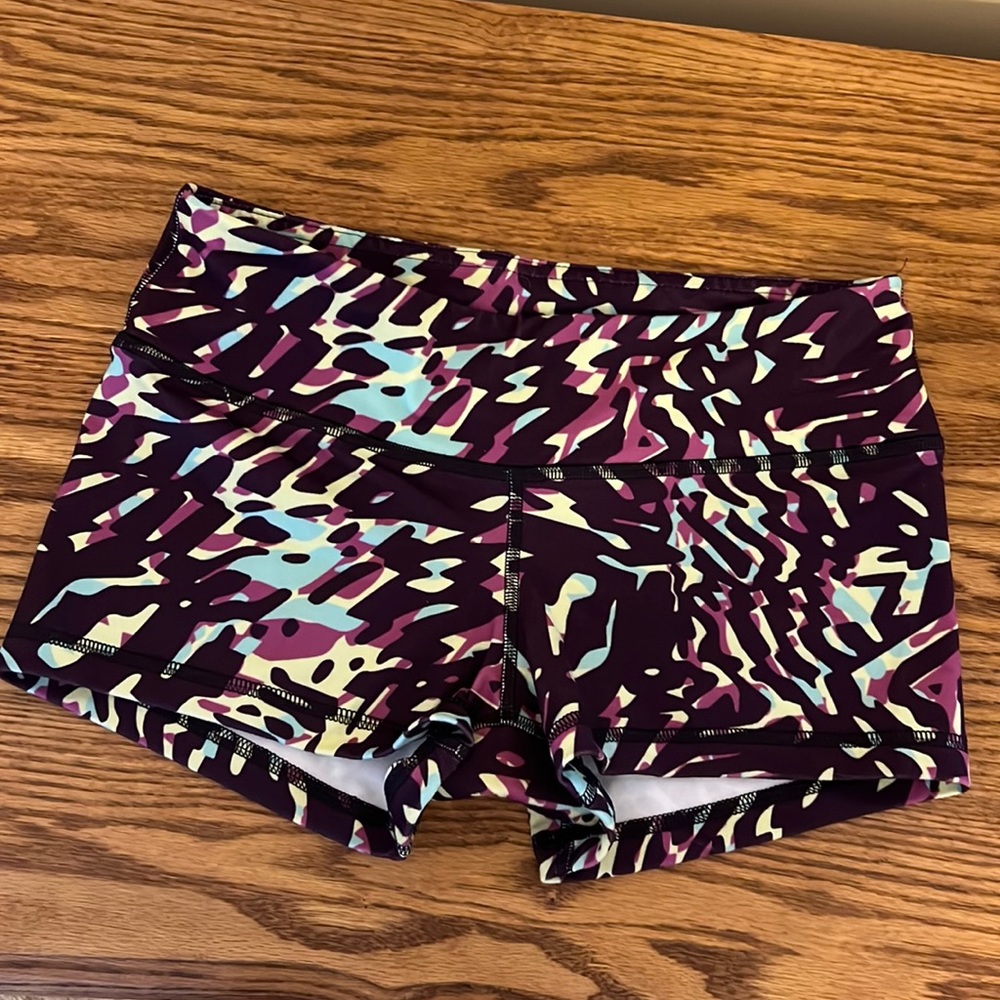 Fleo shorts size small